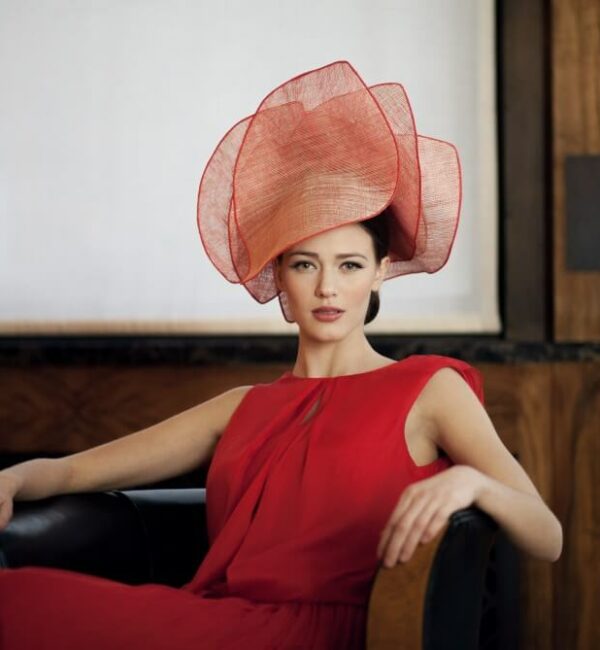 Chapeau spectaculaire et original - sur mesure - rouge - Majestic - Maison Fabienne Delvigne