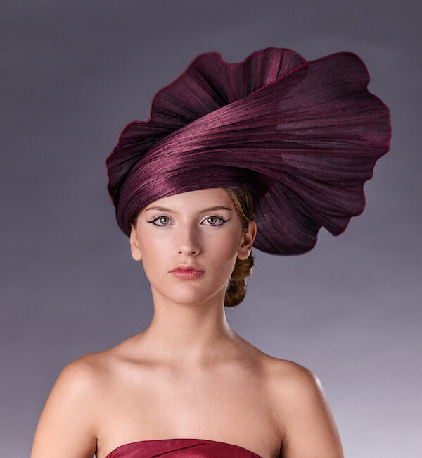 Chapeau spectaculaire - Chalina - Mariage coloré - Maison Fabienne Delvigne