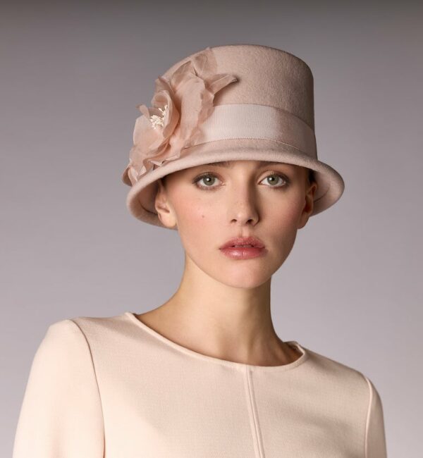 Powder pink cloche hat Maison Fabienne Delvigne Emma. Women's winter and rain hat