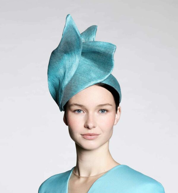 Jade - chapeau spectaculaire - turquoise - collection couture - Maison Fabienne Delvigne