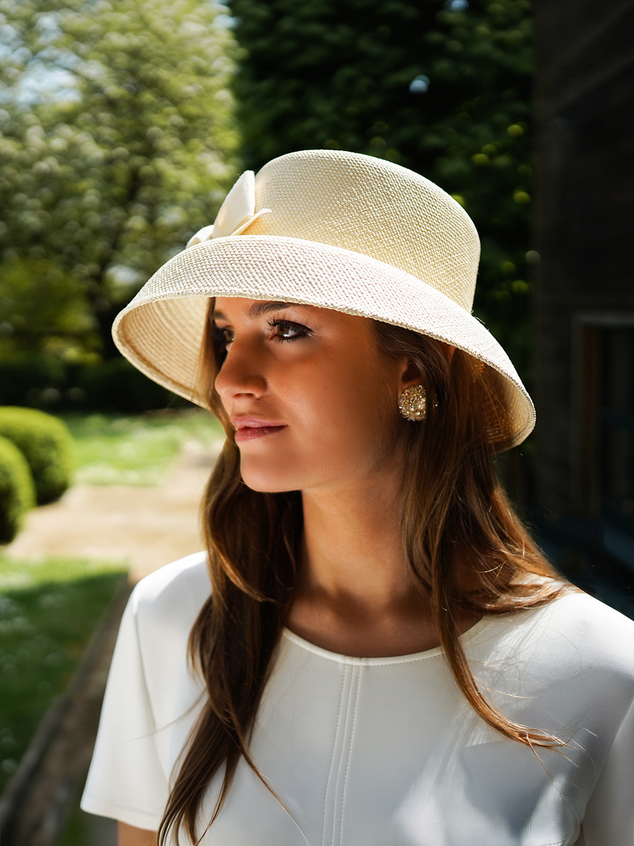 Mannequin wearing the natural straw Audrey cloche hat