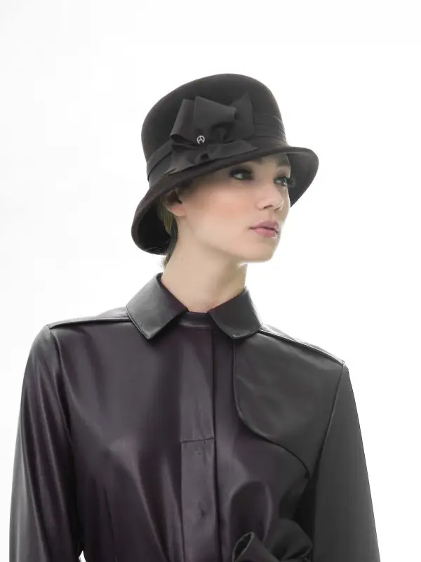 Woman facing forward wearing the small bell hat made of brown felt - Brunela - Maison Fabienne Delvigne