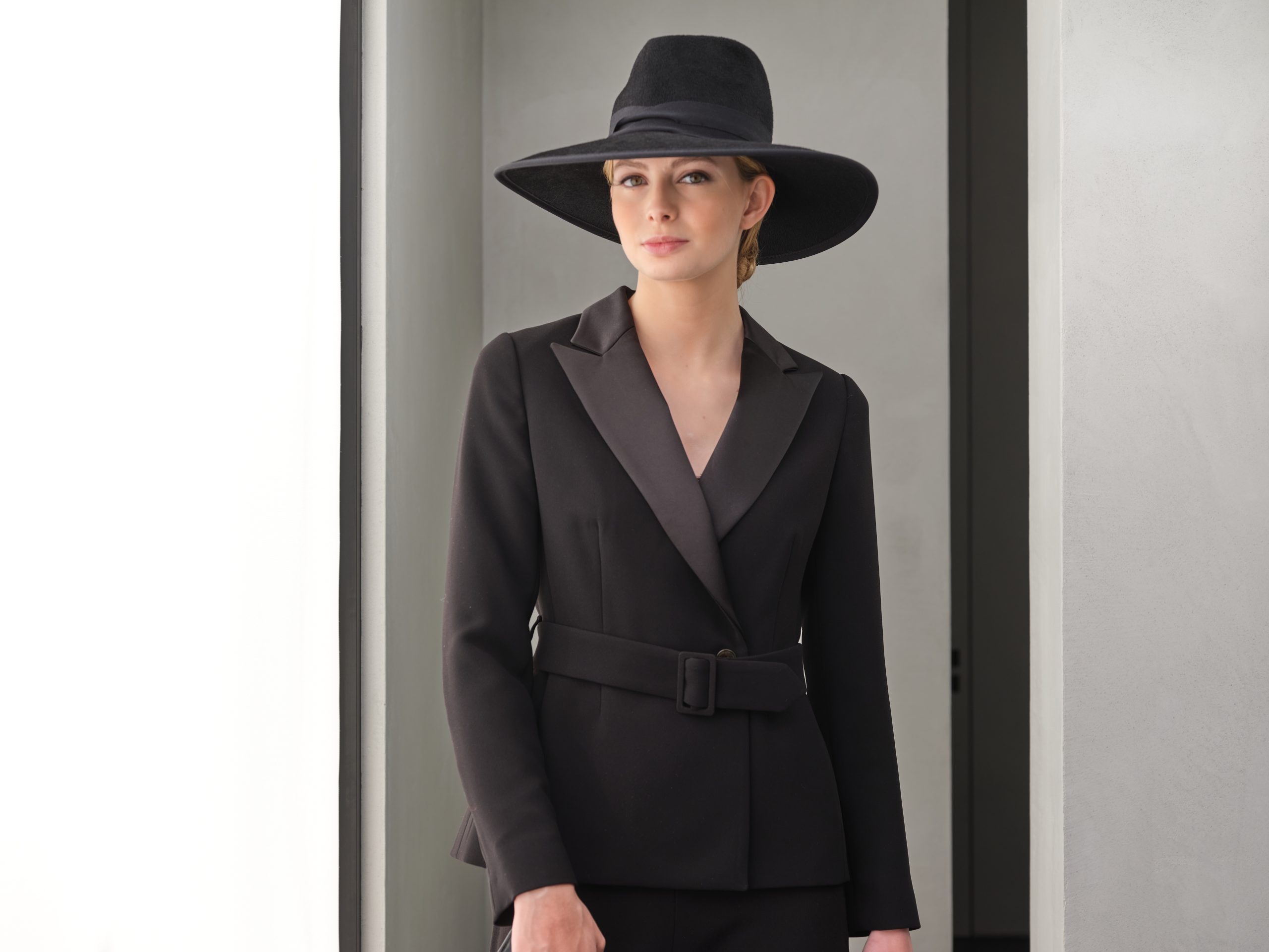Woman wearing a wide-brimmed felt fedora with a floppy hat effect in brown by Maison Fabienne Delvigne