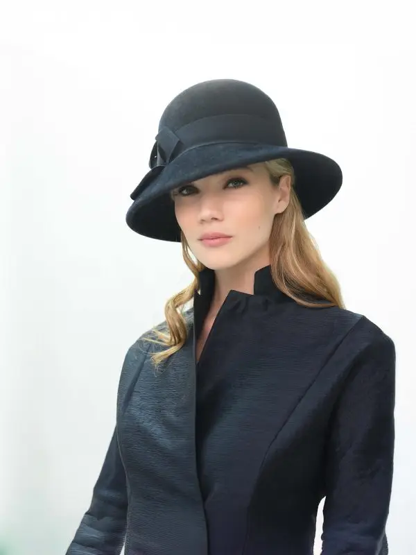 Model wearing the blue-and-navy Gibsy cloche hat made of felt