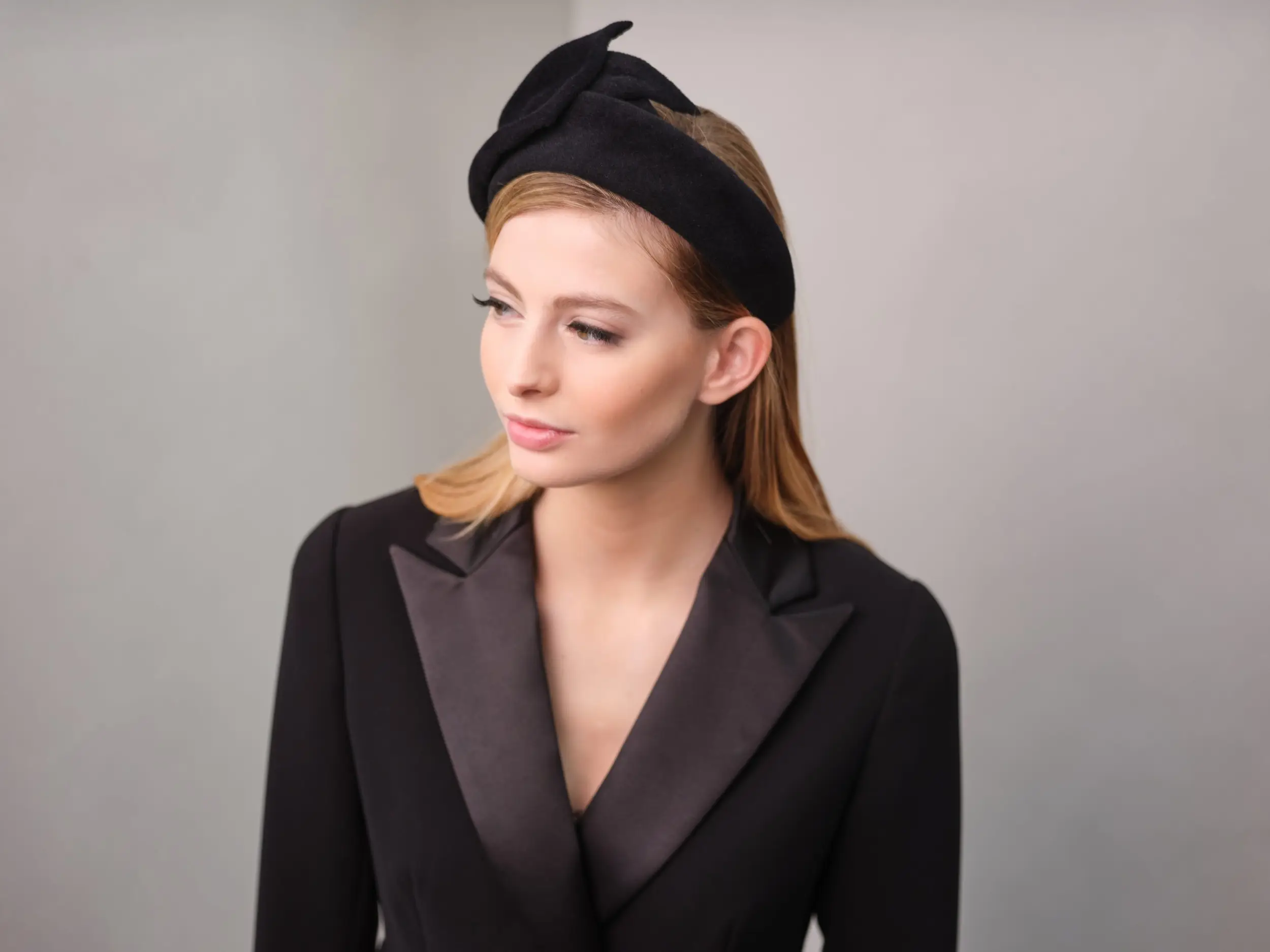 Mannequin wearing the tight veil - black Lasby head