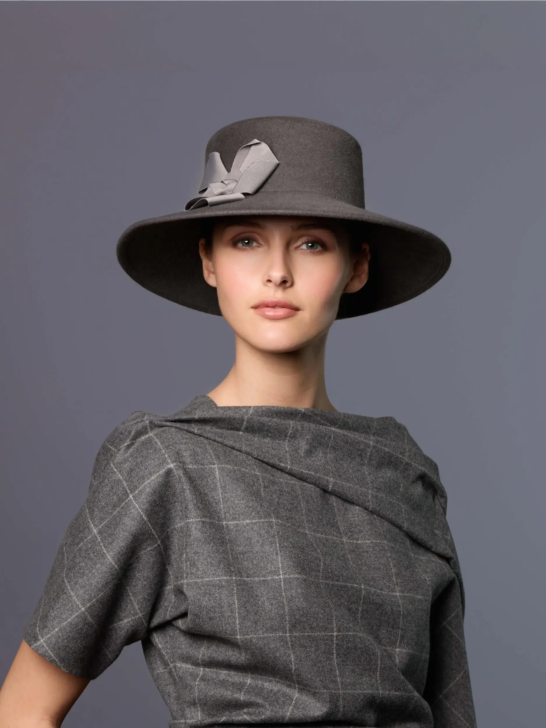 Woman wearing the Marilou dark grey beret hat