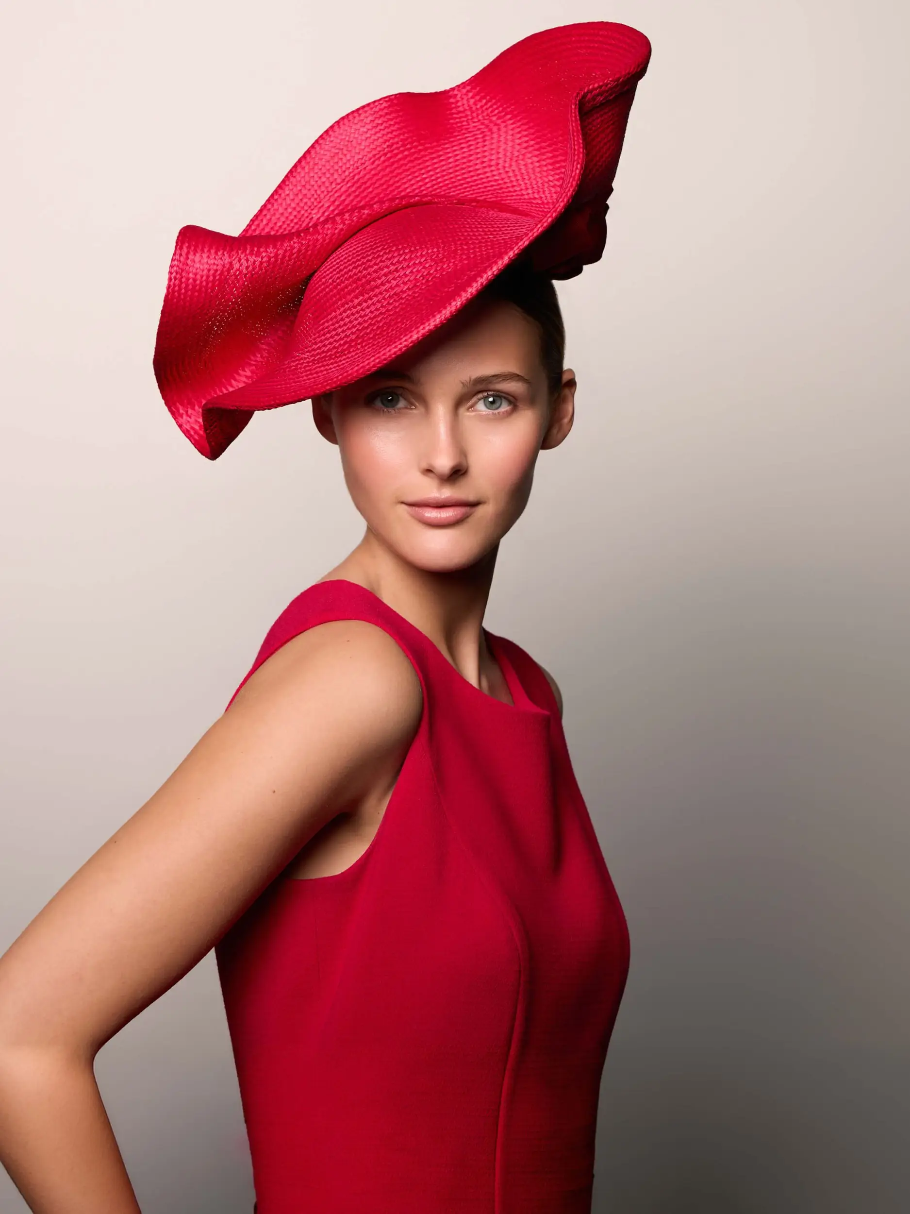 Woman wearing a spectacular hat for horse racing - Starling - Maison Fabienne Delvigne