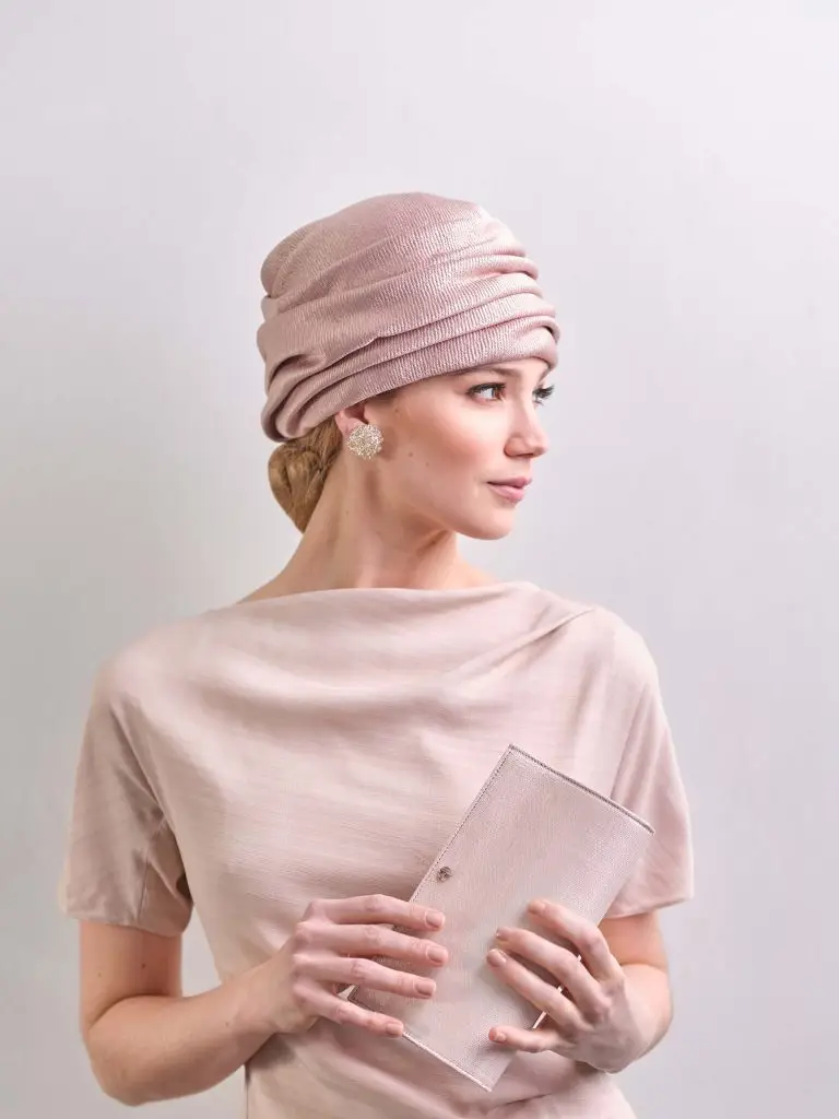 Woman wearing a powdered pink turban looking away - Valina Maison Fabienne Delvigne