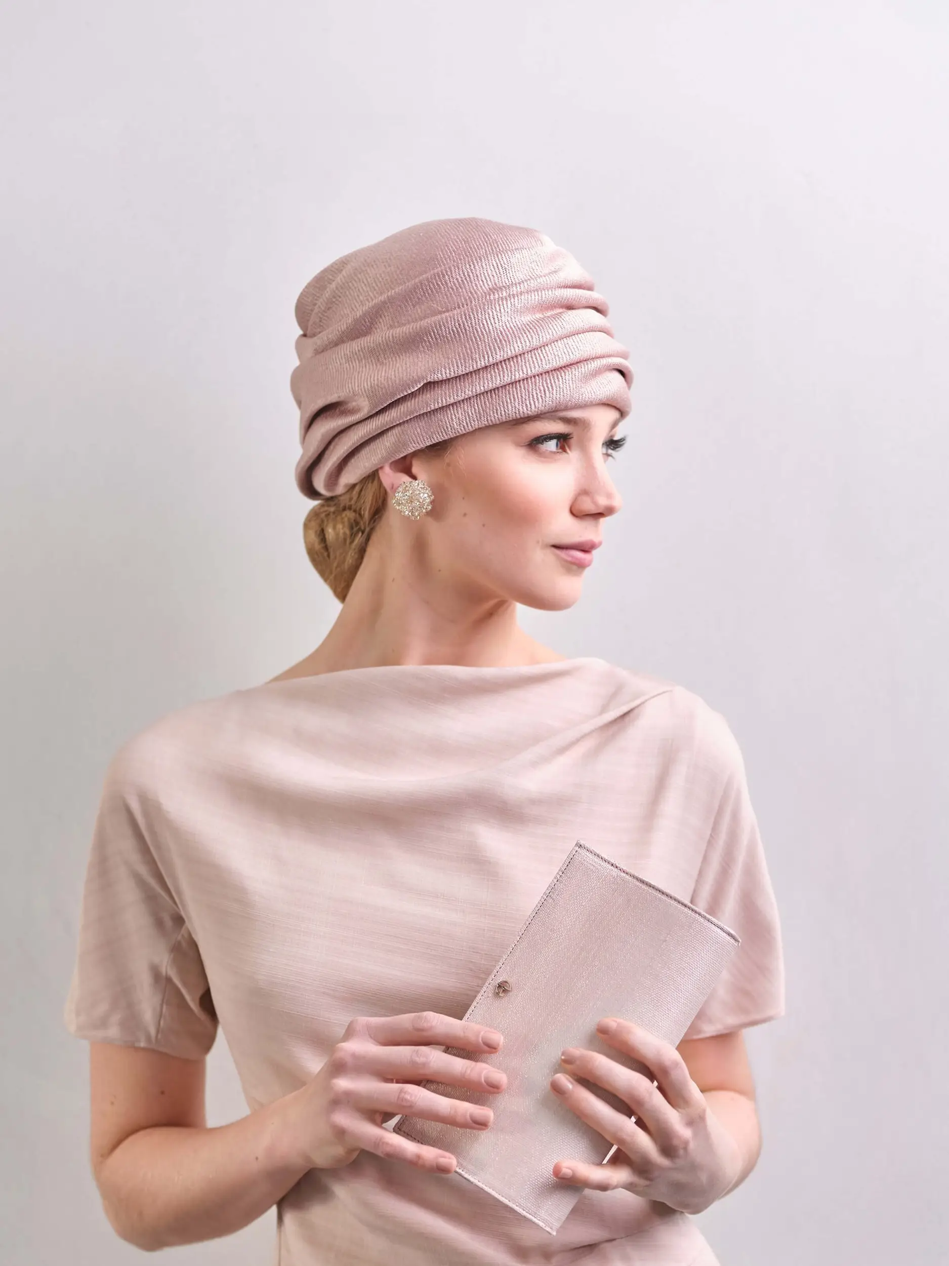 Woman wearing a powdered pink turban looking away - Valina Maison Fabienne Delvigne