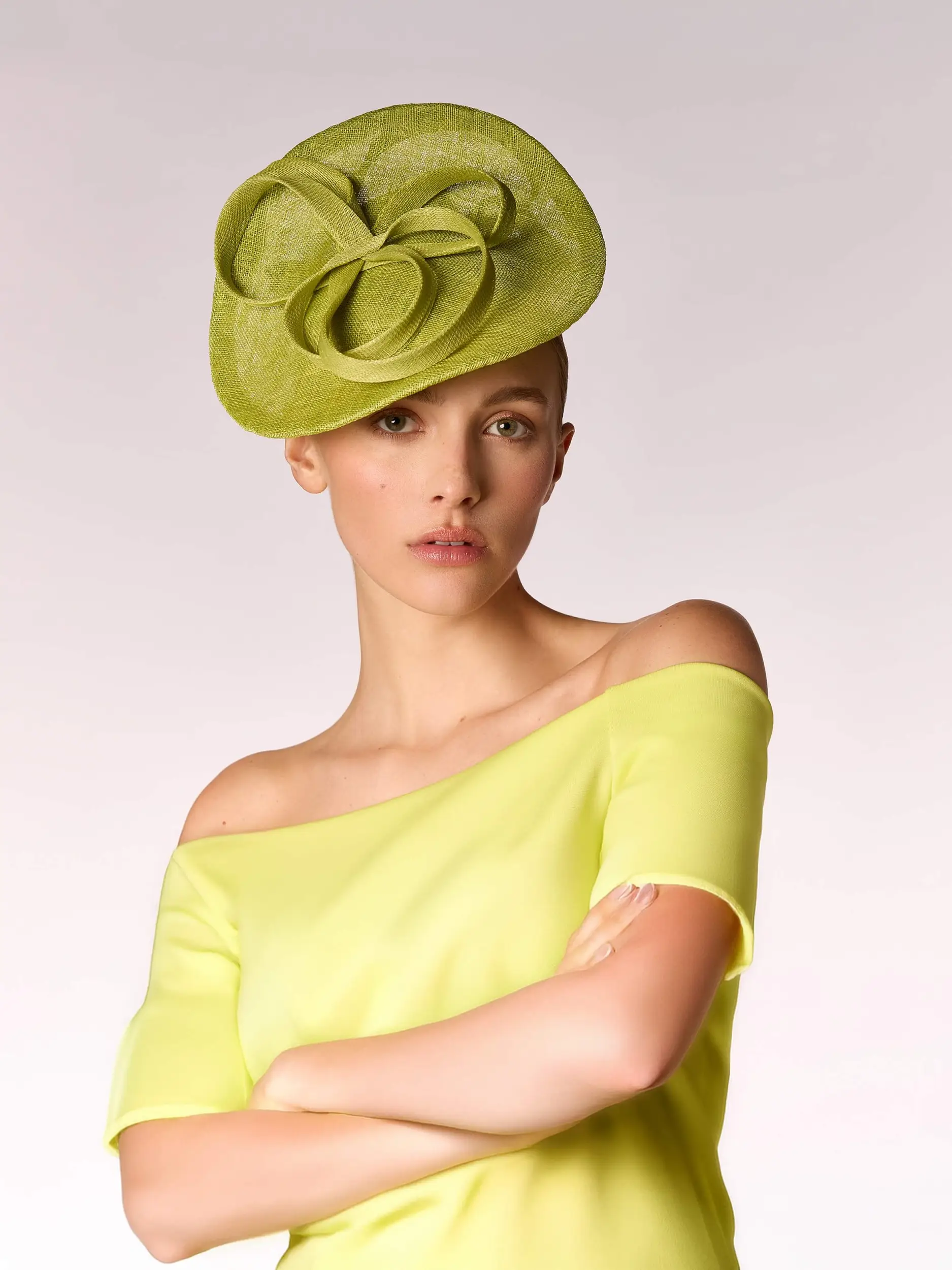 Mannequin wearing the green Speranza hat made of banana fibre