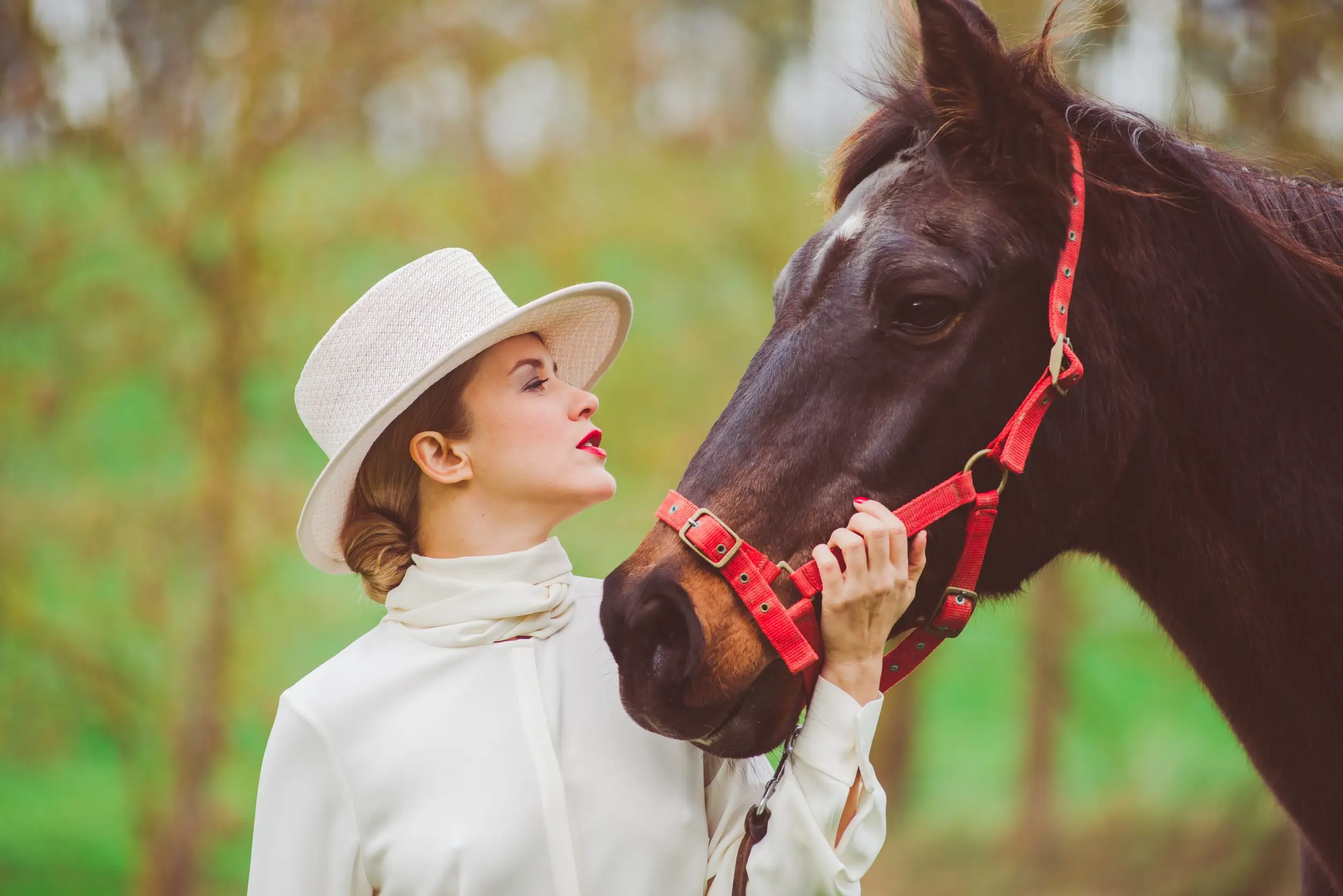 Mannequin wearing the white Cavallo boater hat accompanied by a horse
