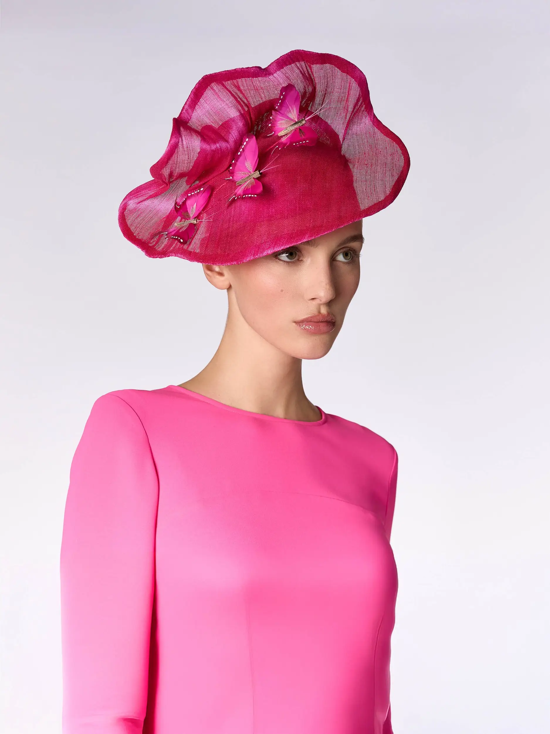 Mannequin wearing the Tutti fuchsia hat