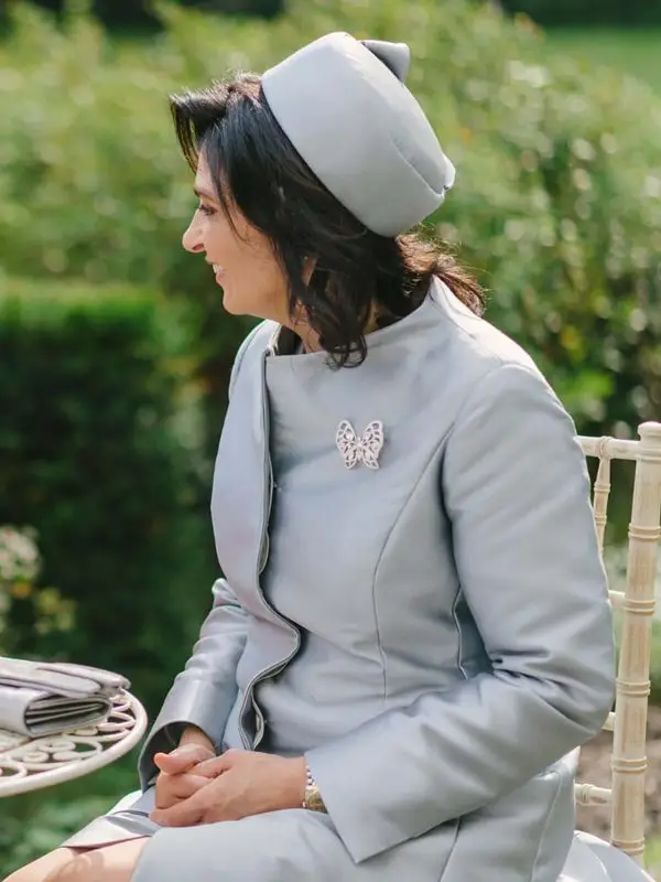 Woman wearing a grey-blue Kennedy pillbox hat