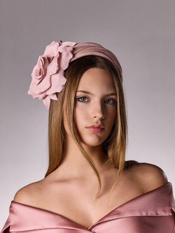 Mannequin wearing the Althéa pink headband with large silk flower