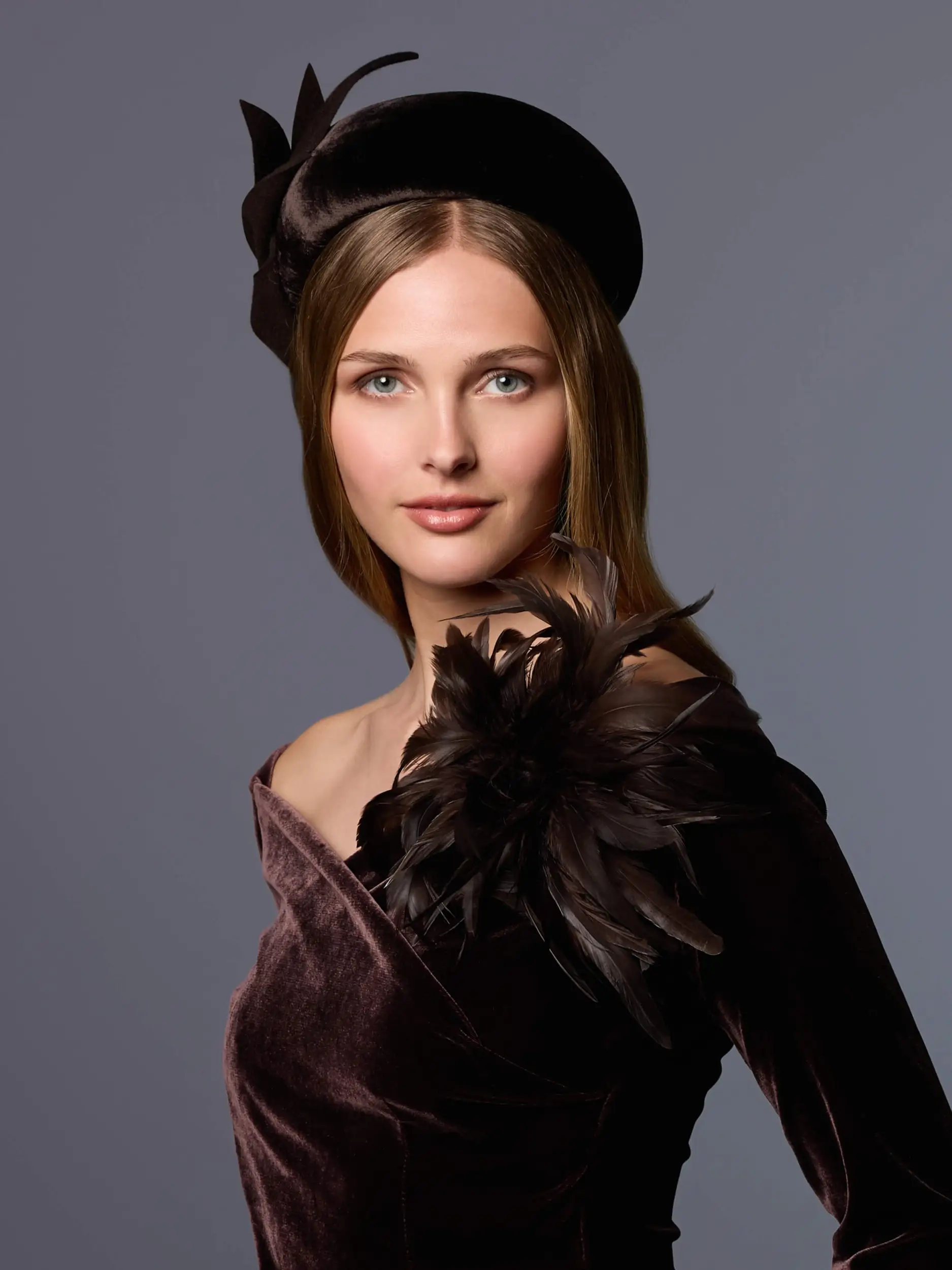 Woman wearing a velvet headscarf in brown with a fur decoration on the side, matching her outfit