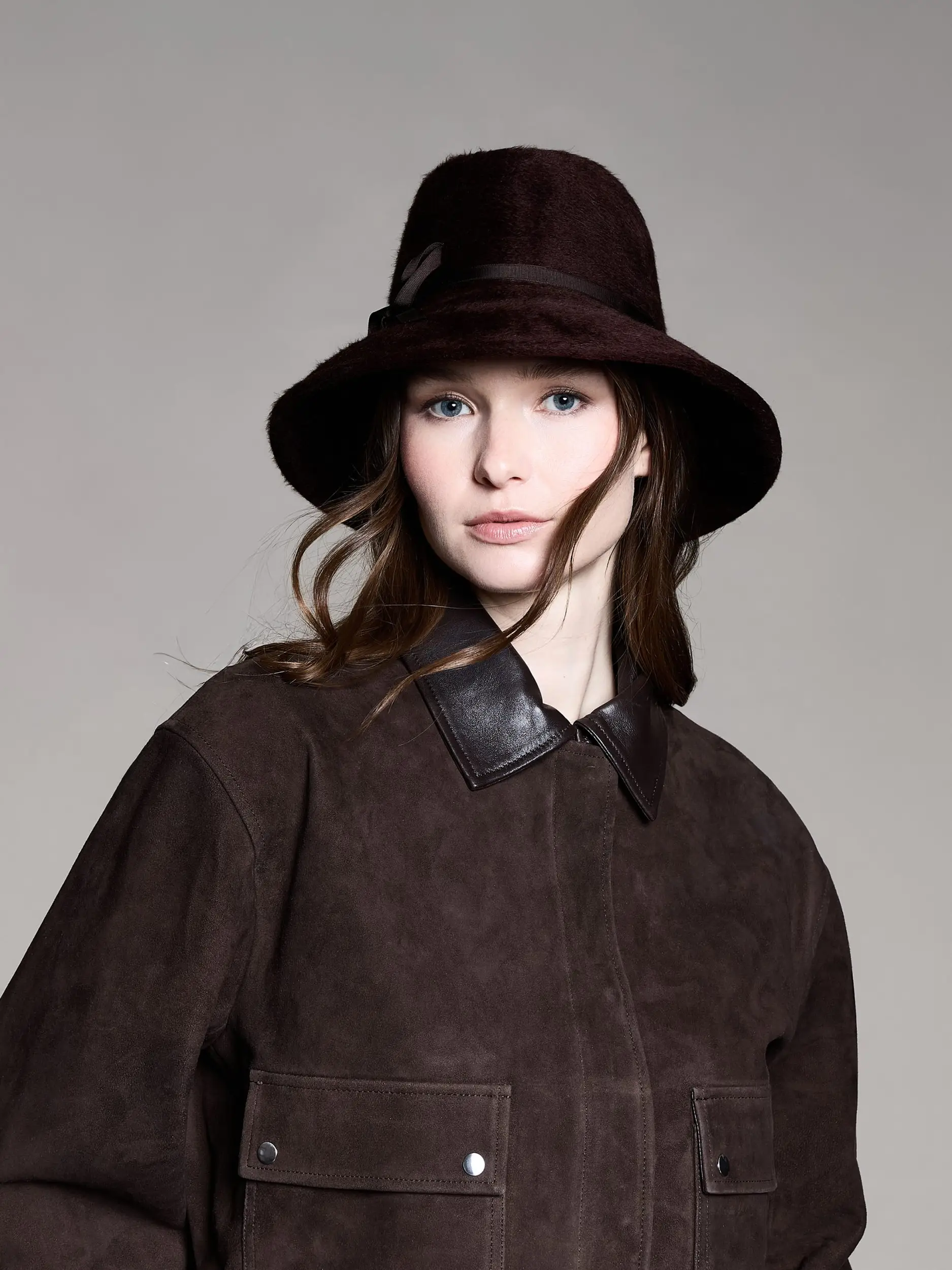 Woman on the side wearing the folding brown garbo fedora hat - Maison Fabienne Delvigne