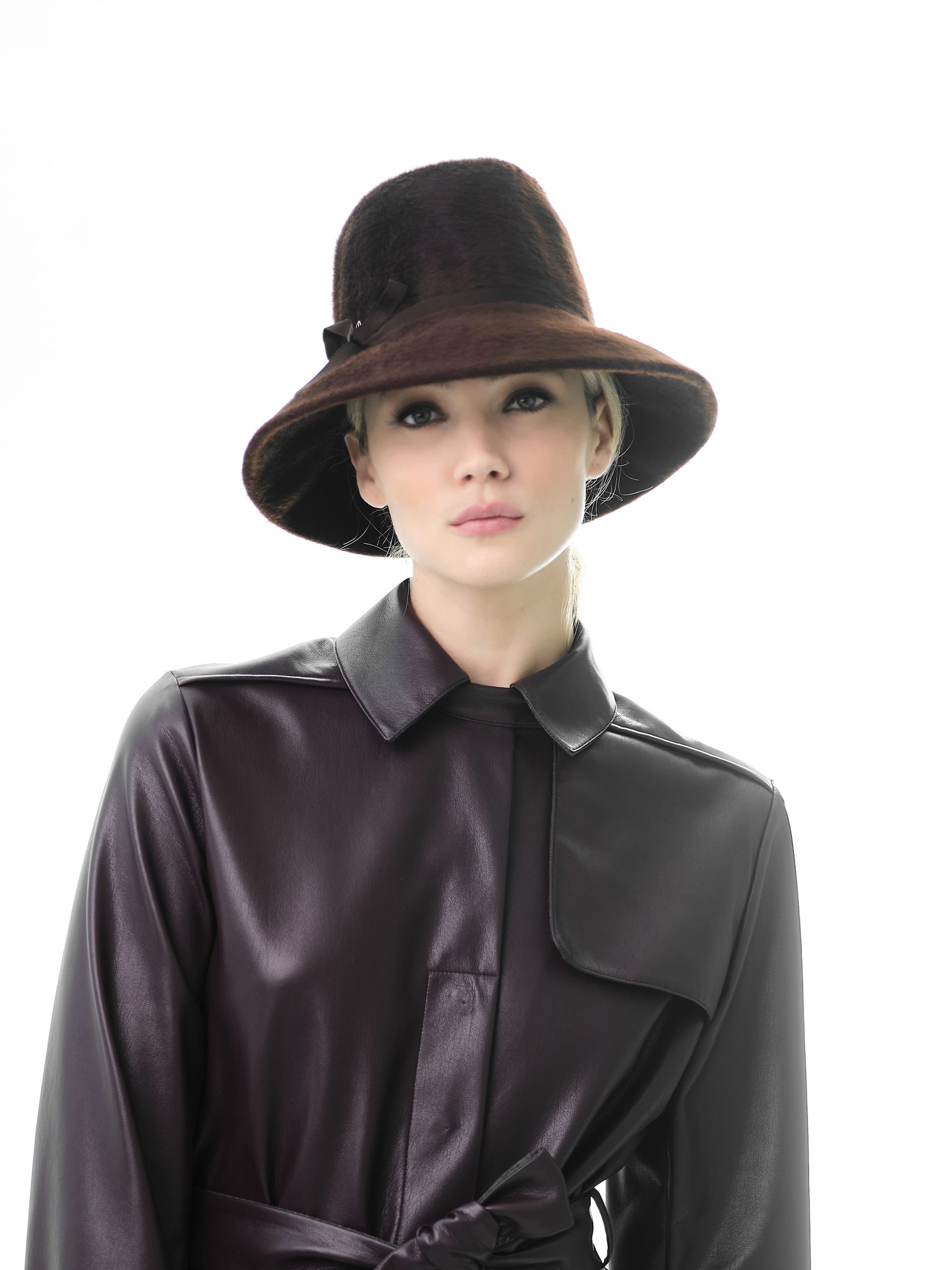 Woman wearing the folding rain fedora hat Garbo in brown - Maison Fabienne Delvigne