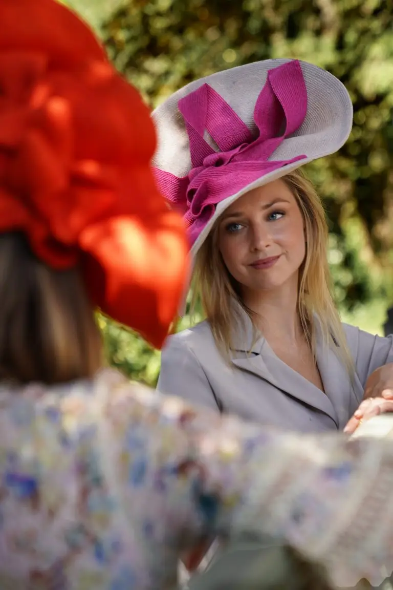 Mannequin Palmyre portant le chapeau Disalie gris et fuchsia