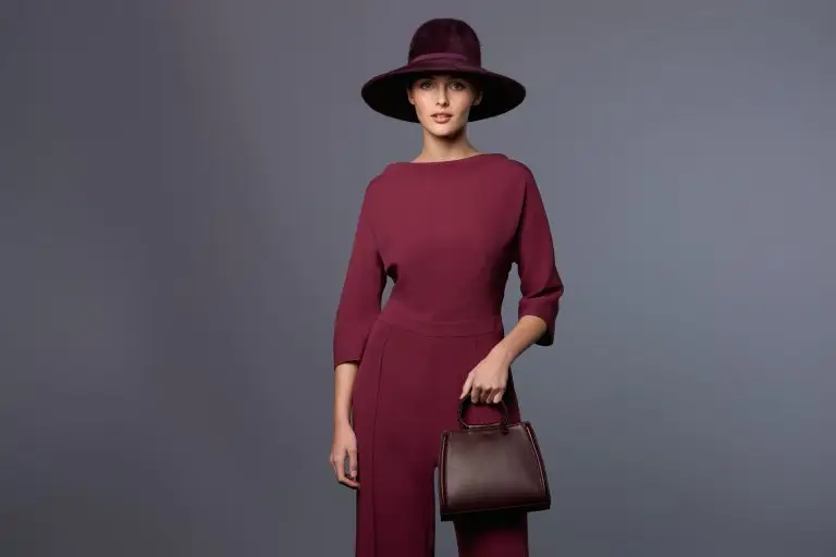 Woman wearing the Fedora cap with a velvet beige border from Adélaide, matched with her Maison Fabienne Delvigne outfit
