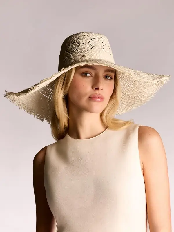Mannequin wearing the casual white Milano Panama hat