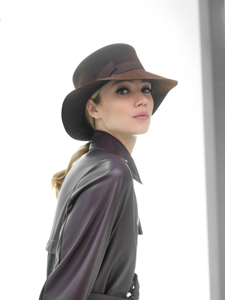 Woman wearing the Eva canotier cap in felt - Maison Fabienne Delvigne