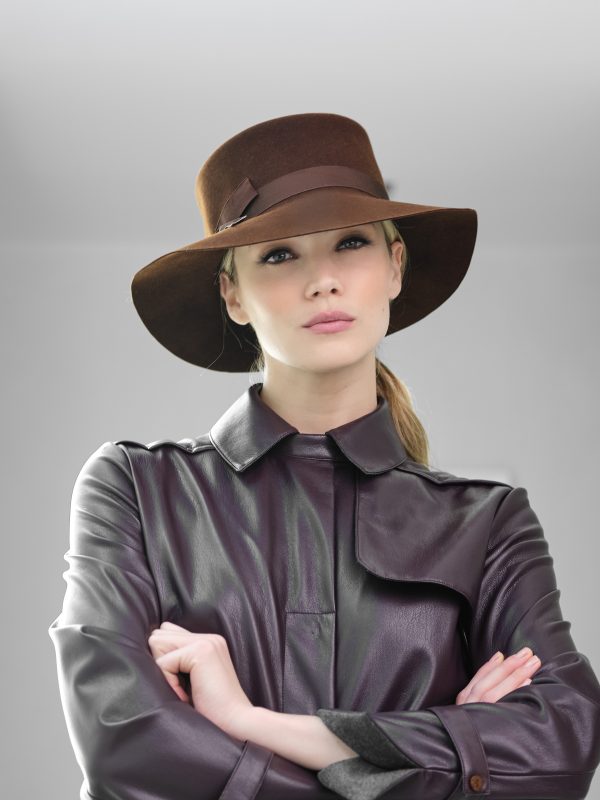 Woman wearing the Eva canotier cap in felt - Maison Fabienne Delvigne