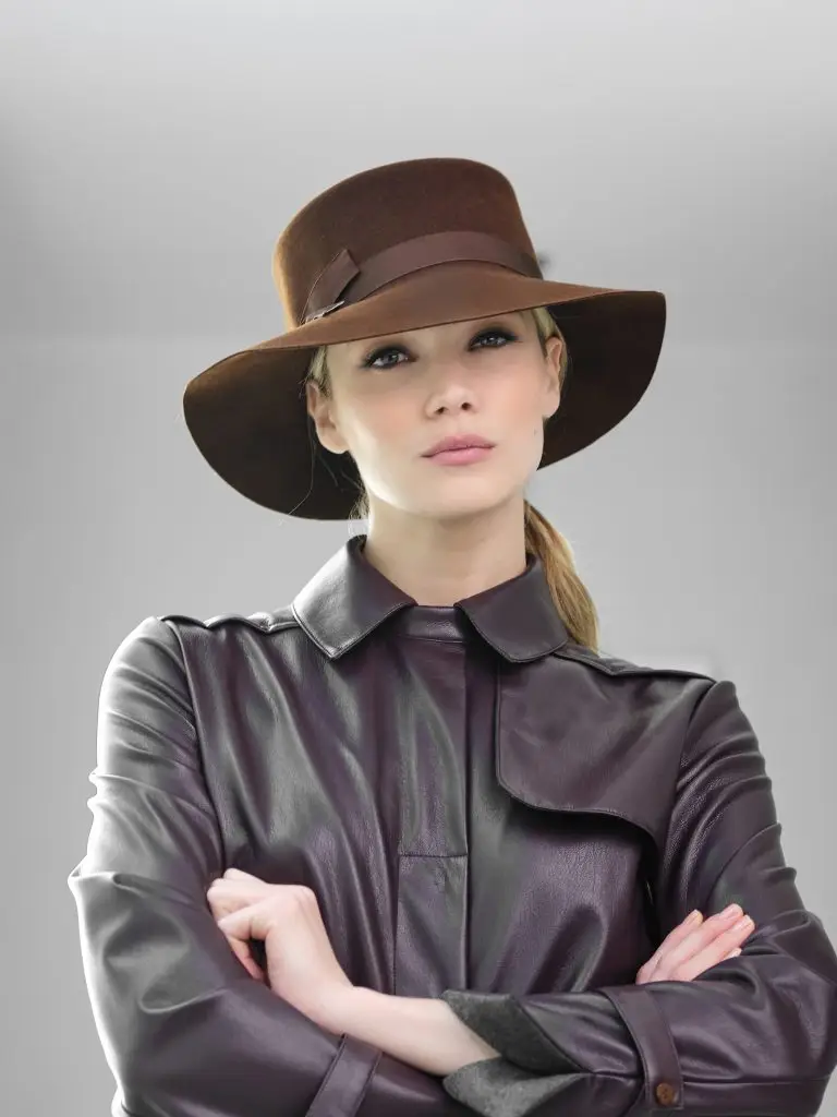 Woman wearing the Eva canotier cap in felt - Maison Fabienne Delvigne