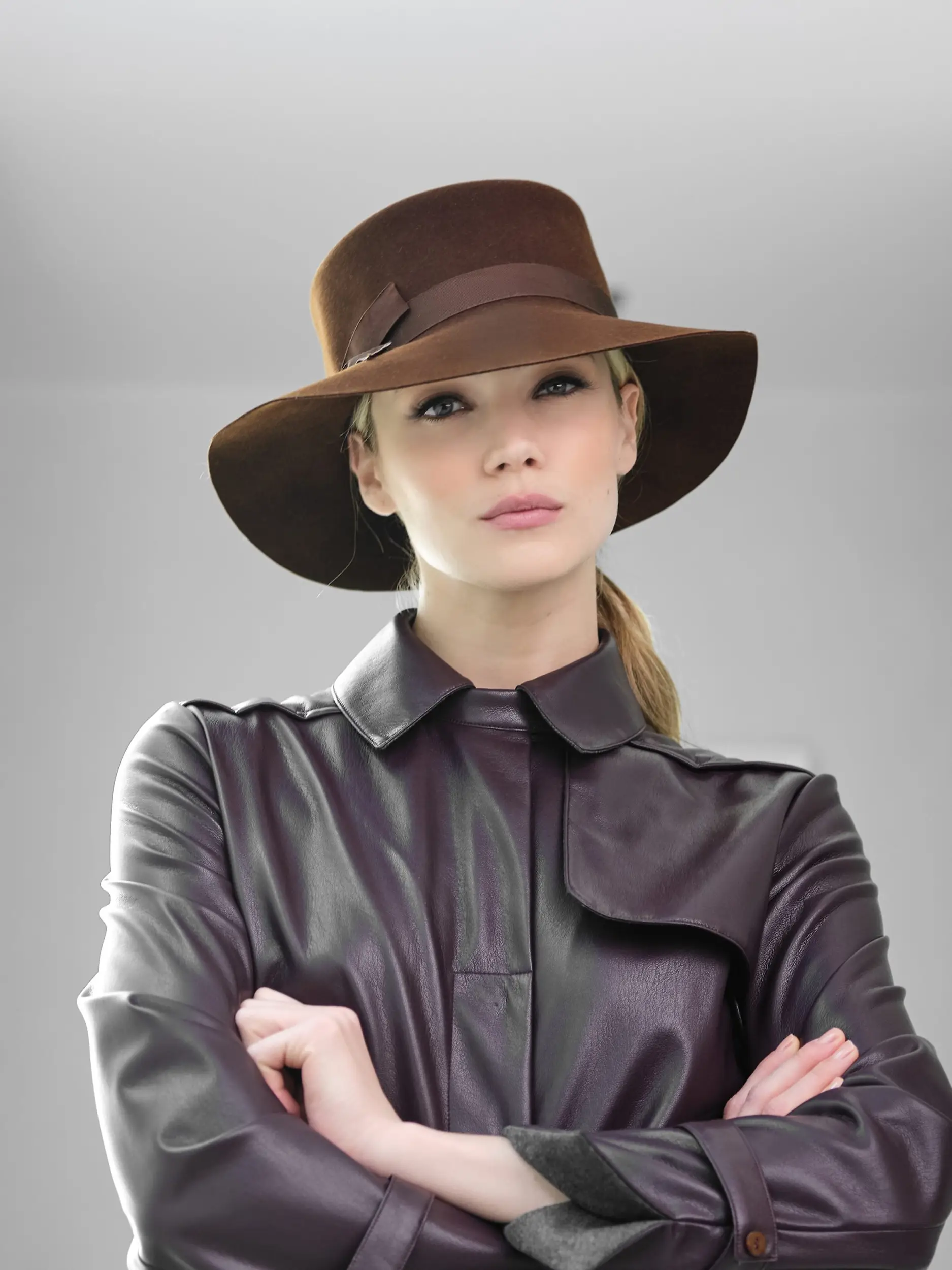 Woman wearing the Eva canotier cap in felt - Maison Fabienne Delvigne