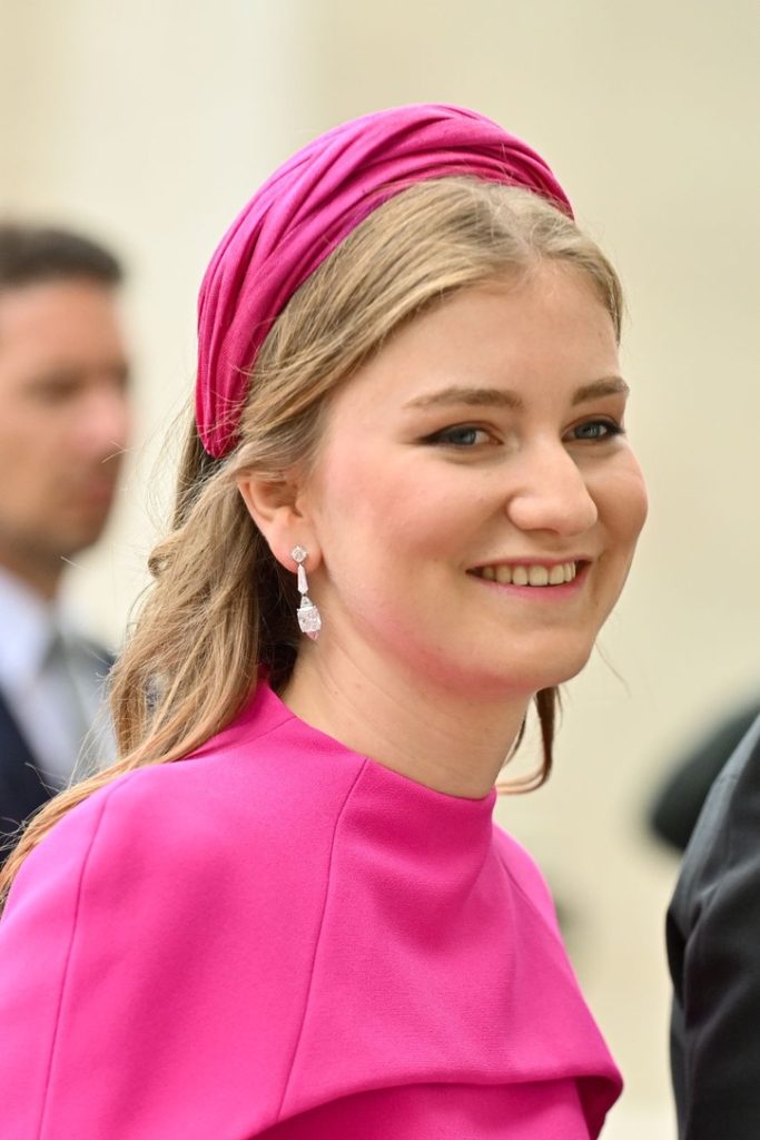Prinses Elisabeth van België met een fuchsia hoofdband