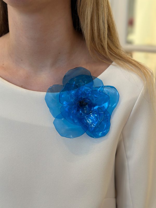Model wearing the blue Bloomies flower brooches