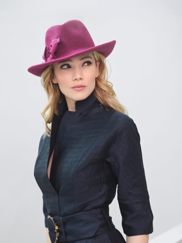 Woman wearing the velvet felted rain hat fedora by Maison Fabienne Delvigne