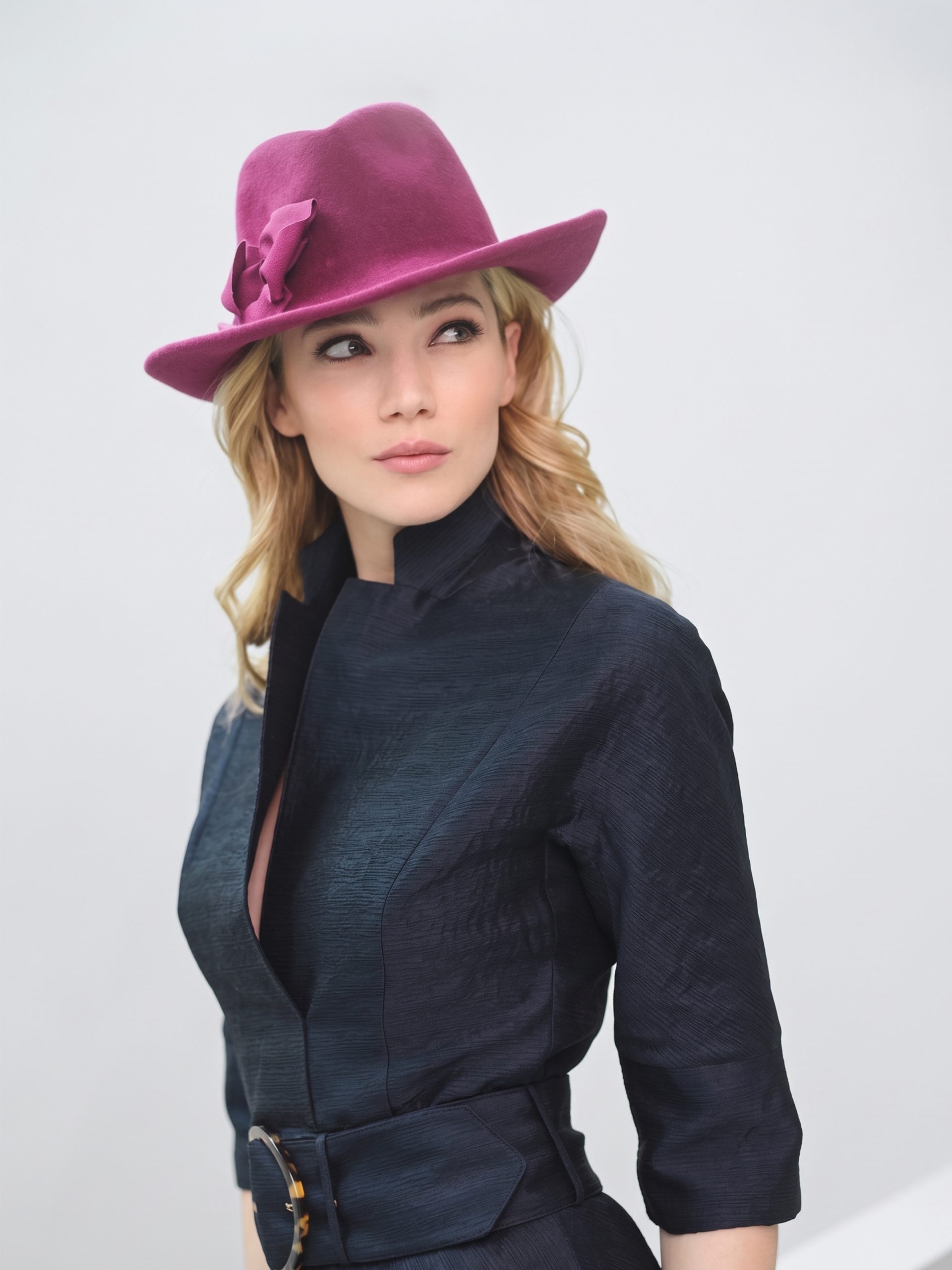 Woman wearing the Maison Fabienne Delvigne violin-shaped felted rain hat