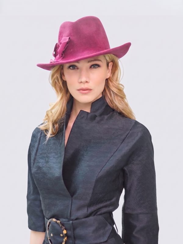 Woman wearing the velvet felted rain hat fedora by Maison Fabienne Delvigne