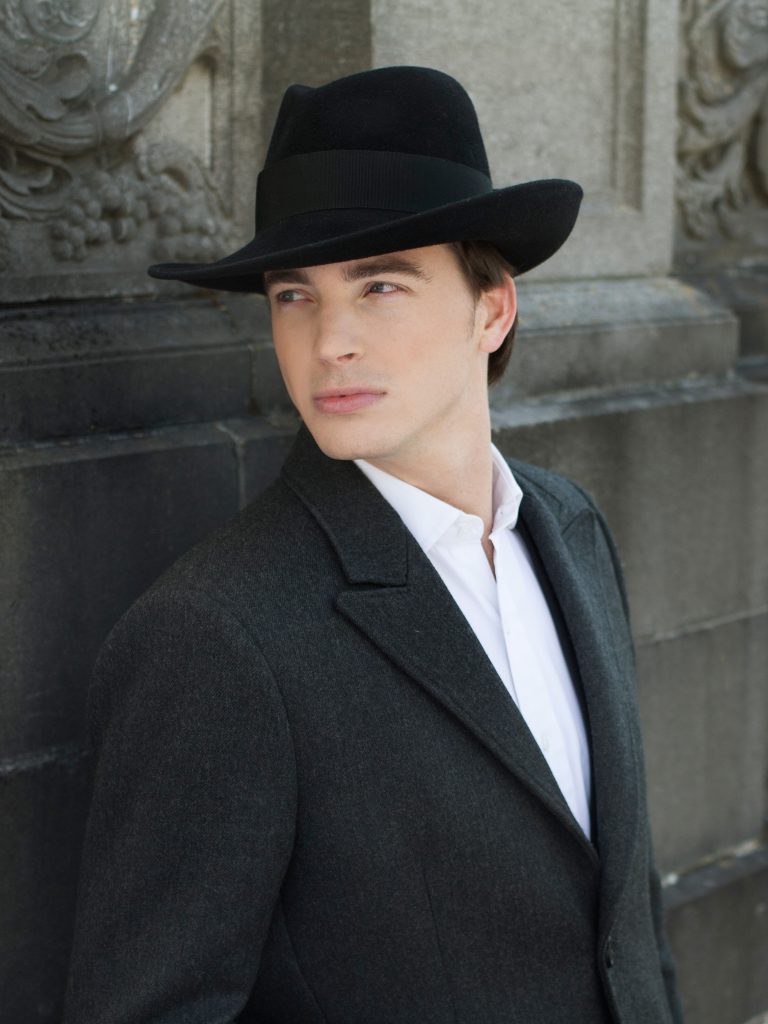 Man wearing the black felt fedora hat Yoeri paired with his Maison Fabienne Delvigne outfit