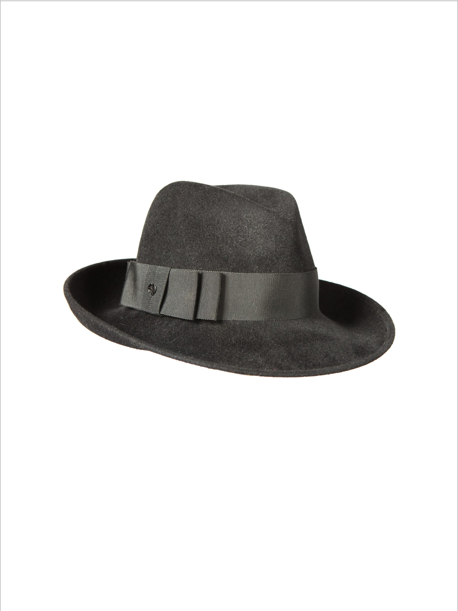 Man wearing the black felt fedora hat Yoeri paired with his Maison Fabienne Delvigne outfit
