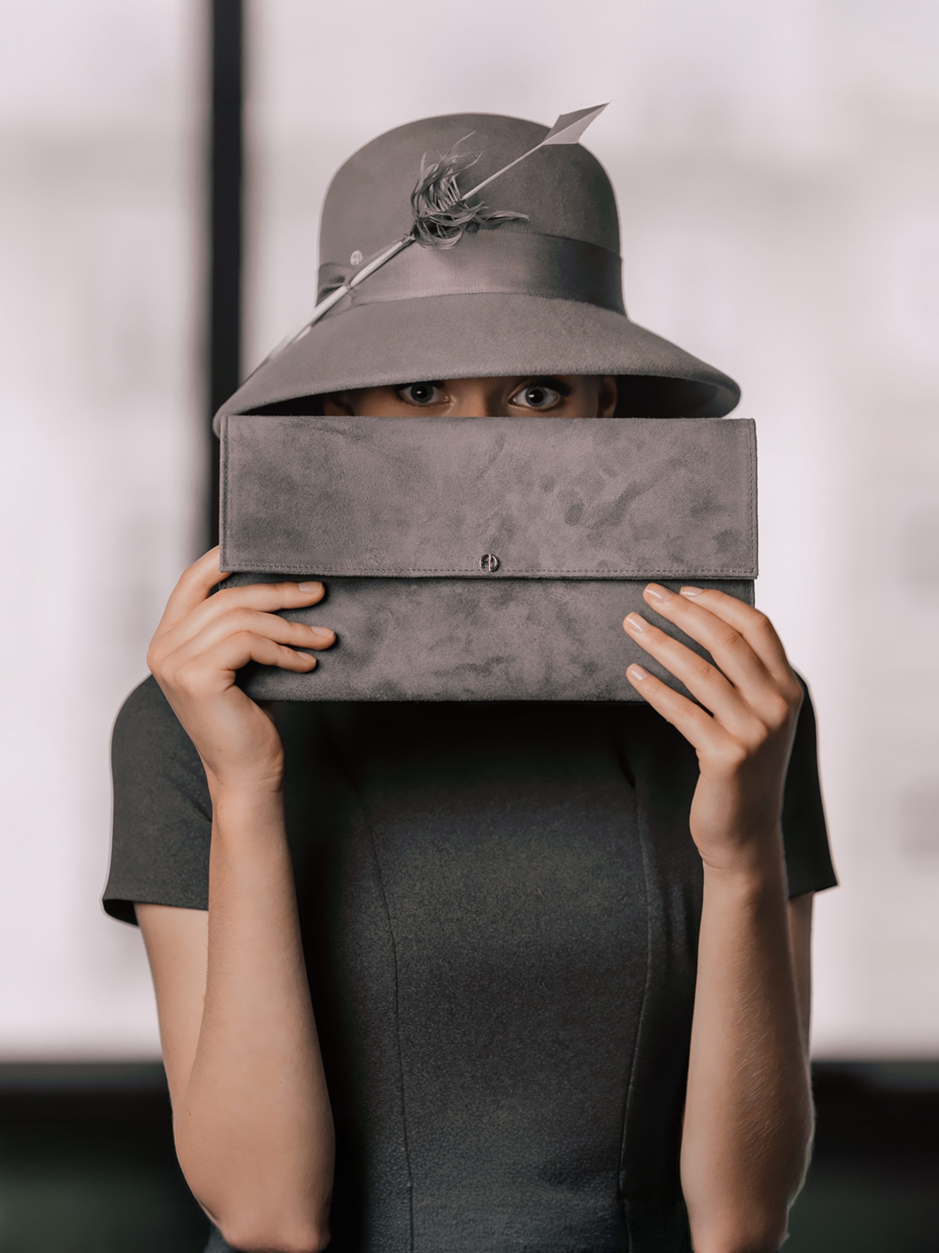 Woman wearing the gray Fabeline accessory bag with her matching hat Chinaty