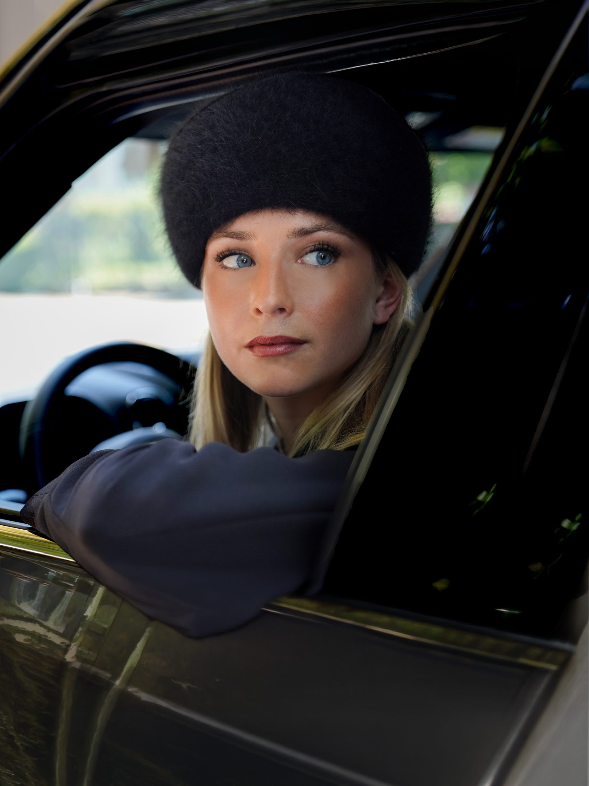 Woman wearing the Russian toque Anna K in black angora by Maison Fabienne Delvigne